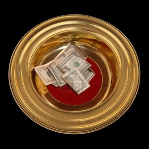 15440283-iglesia-plato-de-la-ofrenda-con-alguna-moneda-en-que